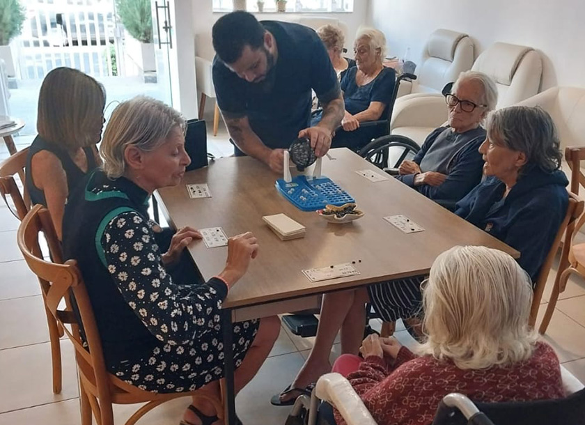 Idosos fazendo atividades da Casa de Repouso Rede Sênior Icaraí